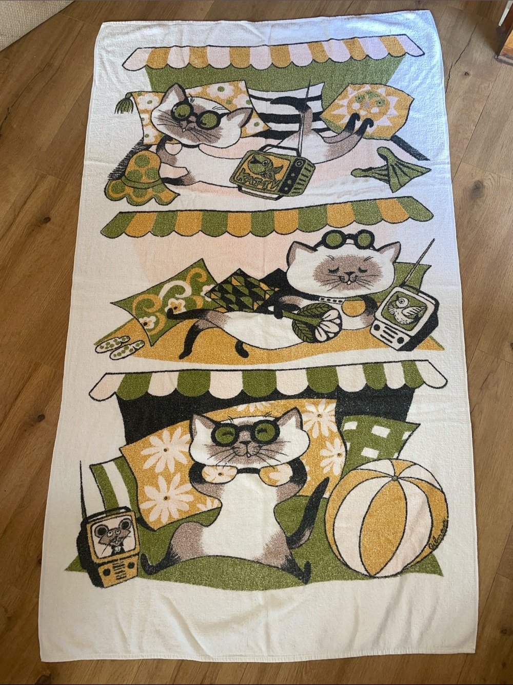 Amazing vintage beach towel with cats sunbathing!